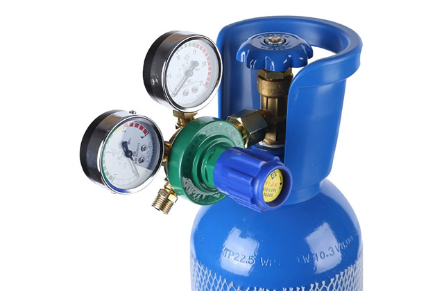 What is the normal pressure of the oxygen tank? What is the pressure below which the oxygen tank cannot be used? 