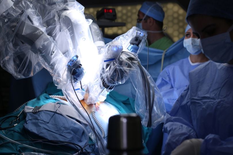 The Da Vinci surgical robot comes with advantages and risks 